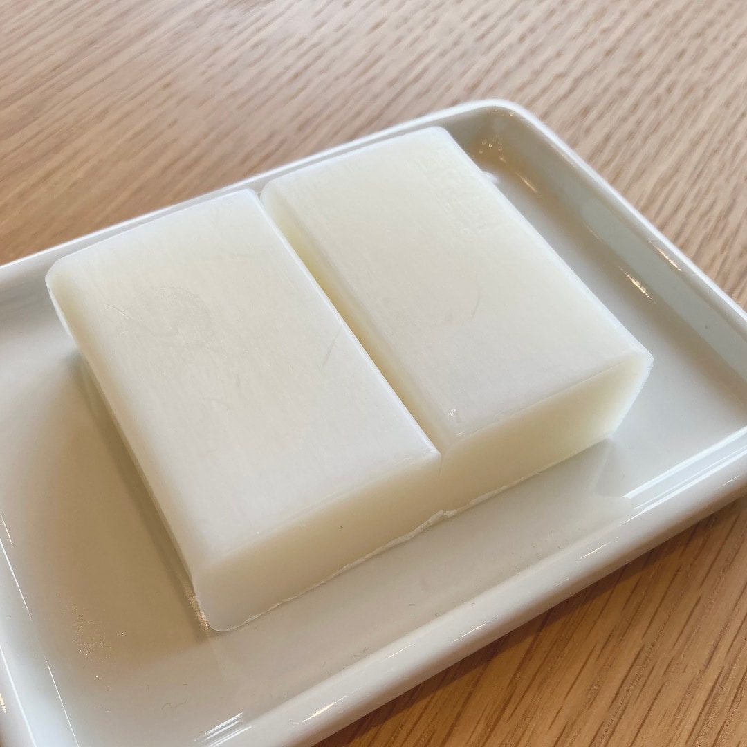「敏感肌用石けん　全身用」を皿にとりだしたようす