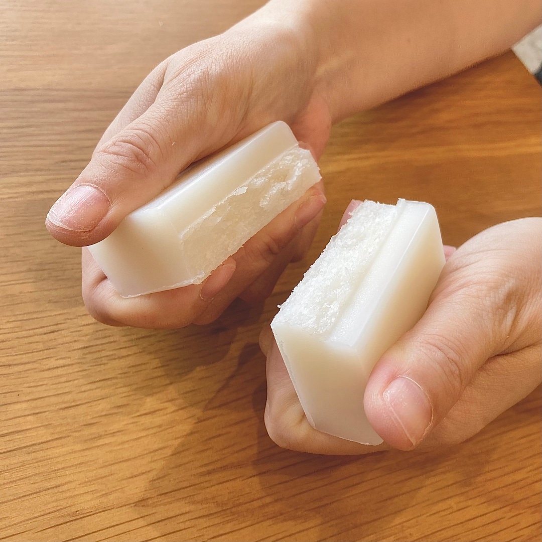 「敏感肌用石けん　全身用」を手で割ったようす