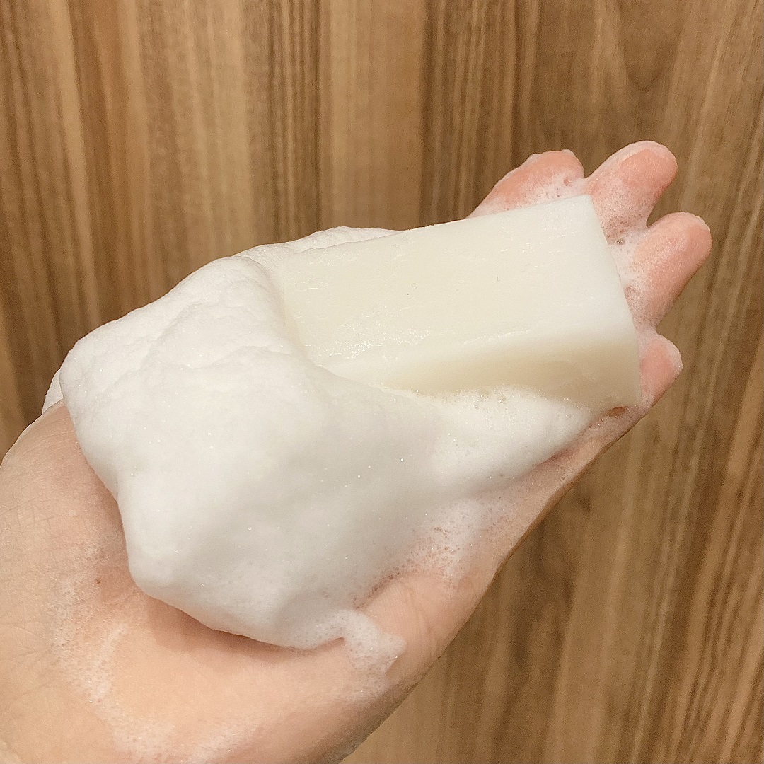 「敏感肌用石けん　全身用」を手で泡立てたイメージ画像