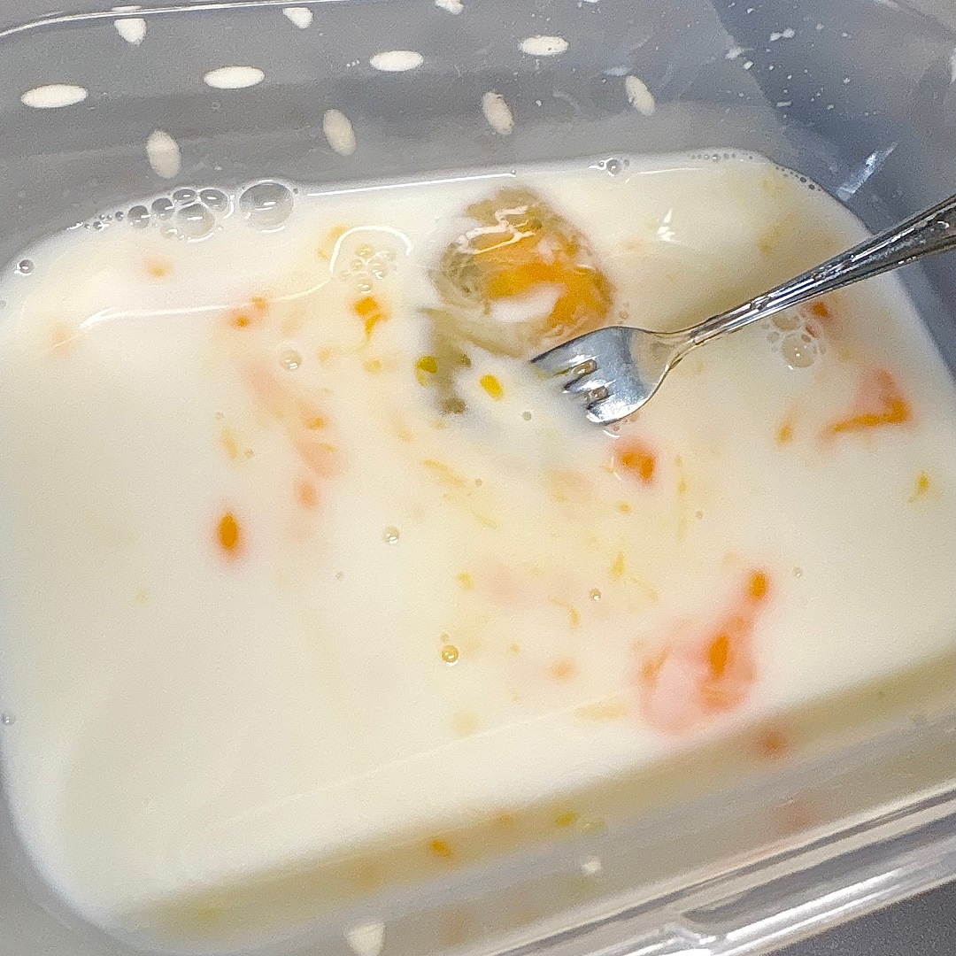 卵と牛乳を混ぜているイメージ画像