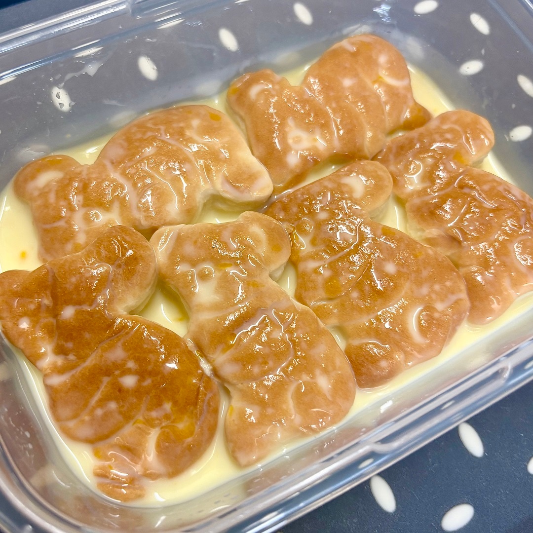 「コアラパン」を卵液に浸しているイメージ画像
