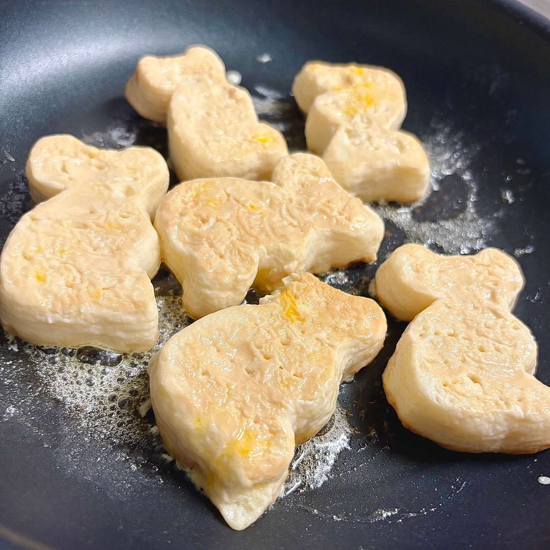 「コアラパン」をフライパンで焼くイメージ画像