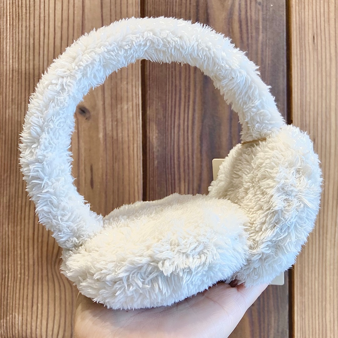 「再生ポリエステルあったかボア　イヤーマフ」を手に持った写真