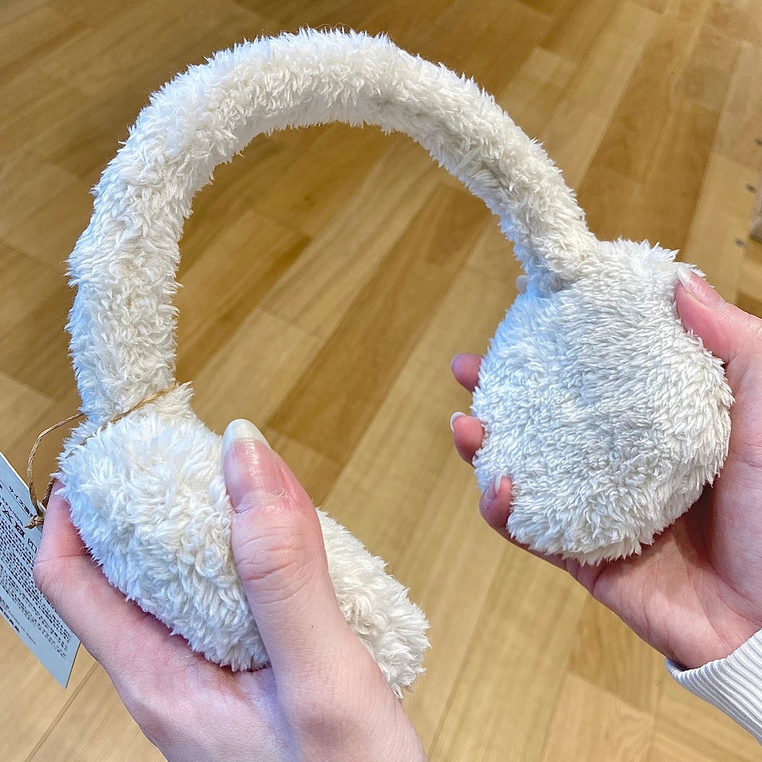 「再生ポリエステルあったかボア　イヤーマフ」を手に持って開いた画像