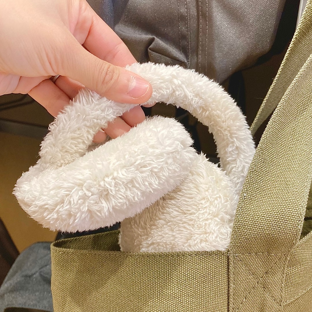 「再生ポリエステルあったかボア　イヤーマフ」をバッグに入れる様子
