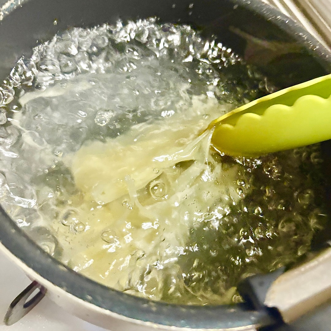 「盛岡温麵　牛だしスープ」の付属の麺を茹でるイメージ画像