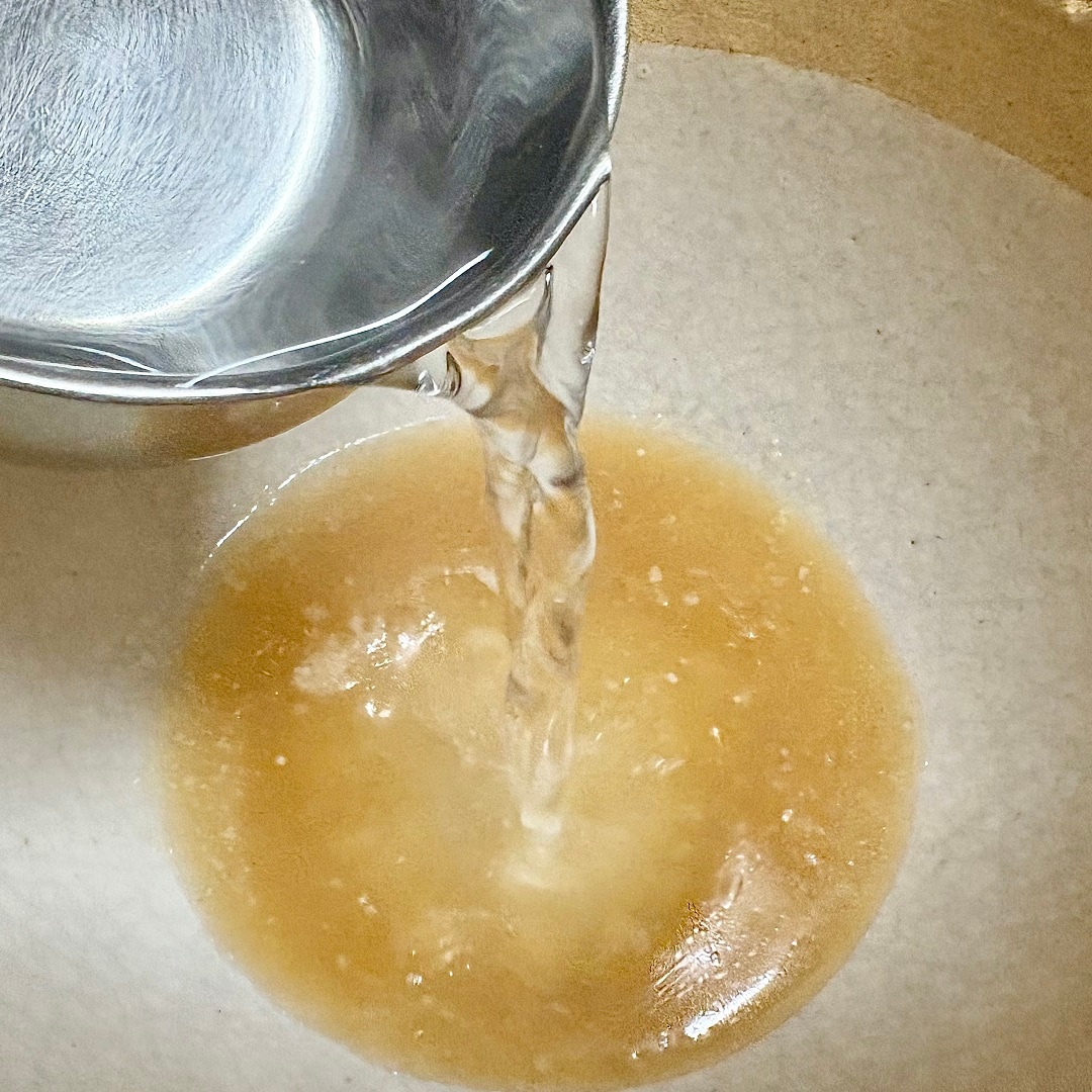 「盛岡温麵　牛だしスープ」の付属のスープの素を使ってスープを作るイメージ画像