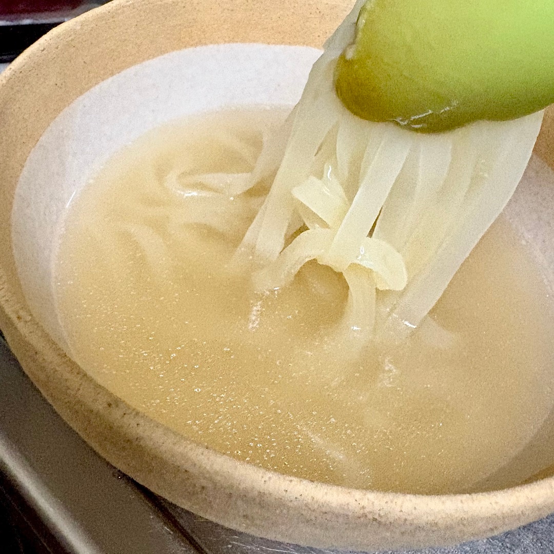 「盛岡温麵　牛だしスープ」の茹でた麺をスープに入れるイメージ画像