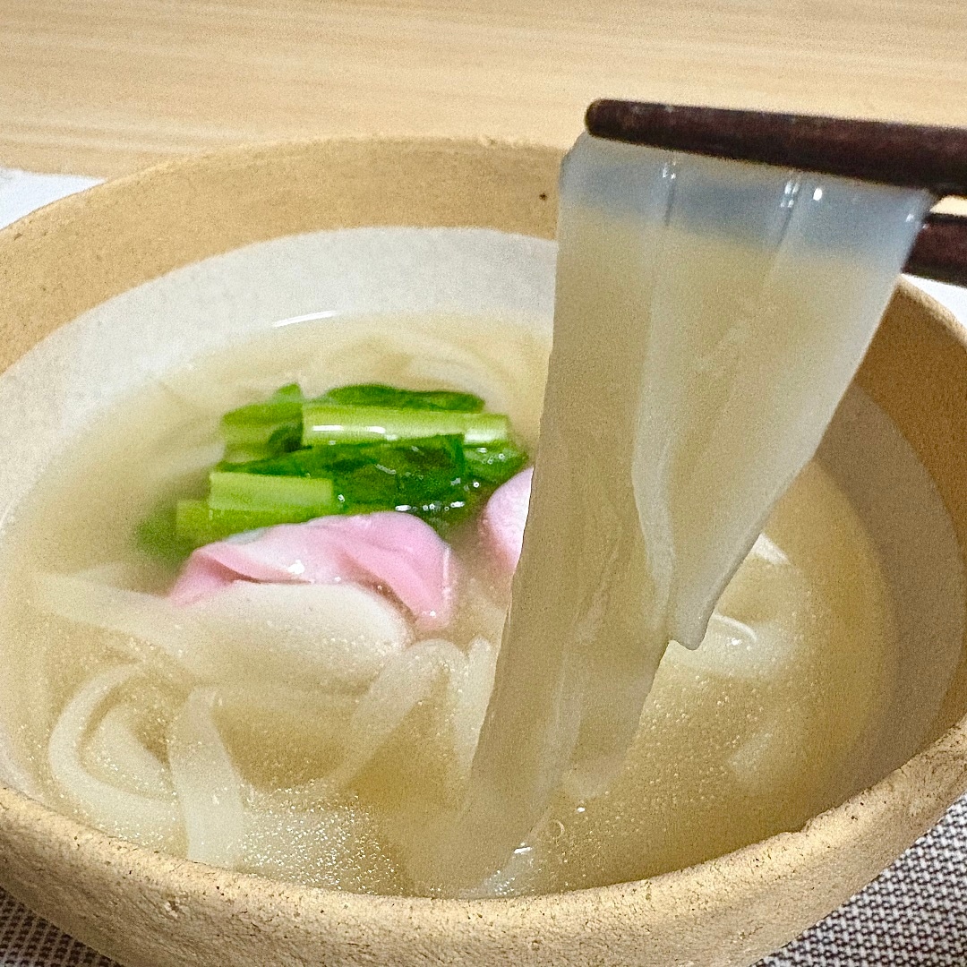 「盛岡温麵　牛だしスープ」の麺をはしで持ち上げるイメージ画像