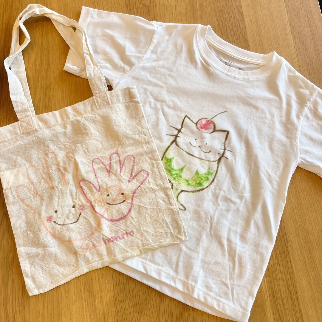 机の上にあるオリジナルトートバッグとTシャツのイメージ画像