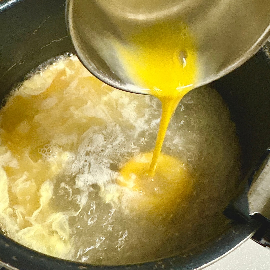 鍋でかきたま汁を作るイメージ画像