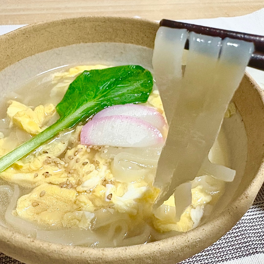 かきたま温麵の麺をはしで持ち上げるイメージ画像