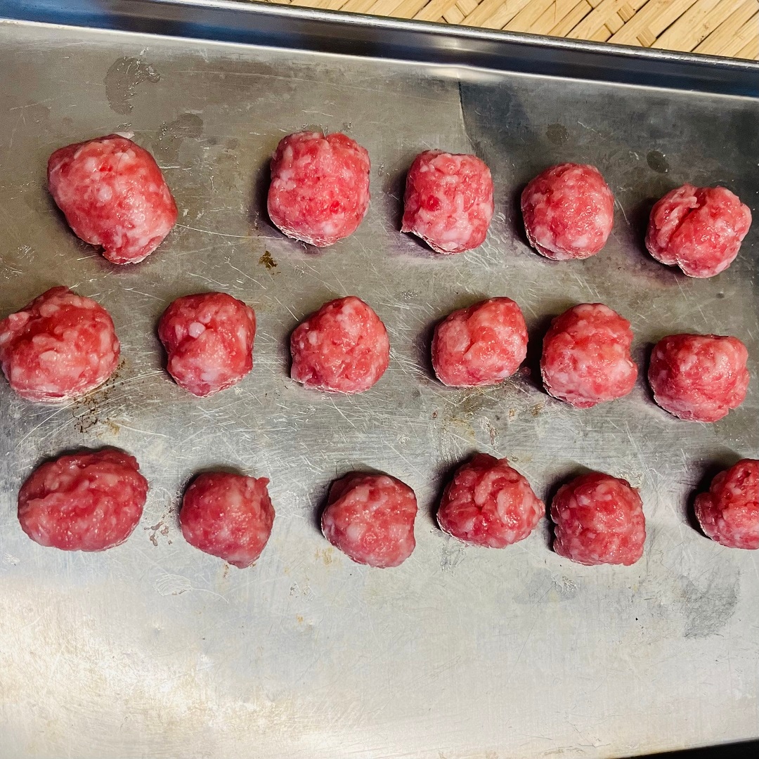 丸めたひき肉