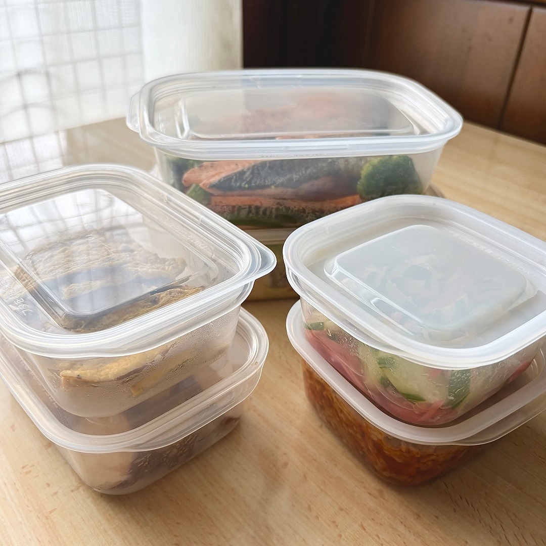 「蓋をしたままレンジで使えるフードコンテナ」を重ねているイメージ画像