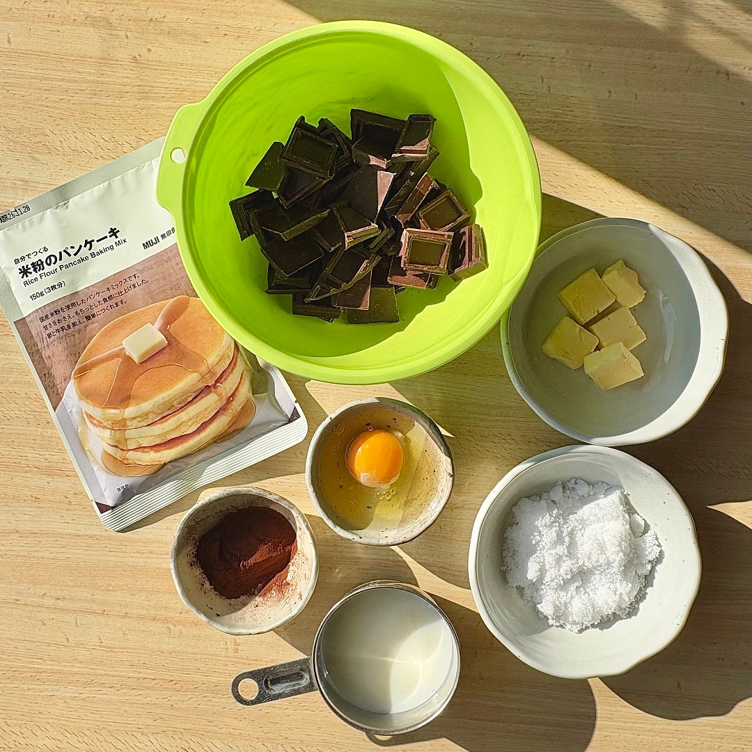 「レンジでつくる！ミニガトーショコラ」に使用する材料のイメージ画像