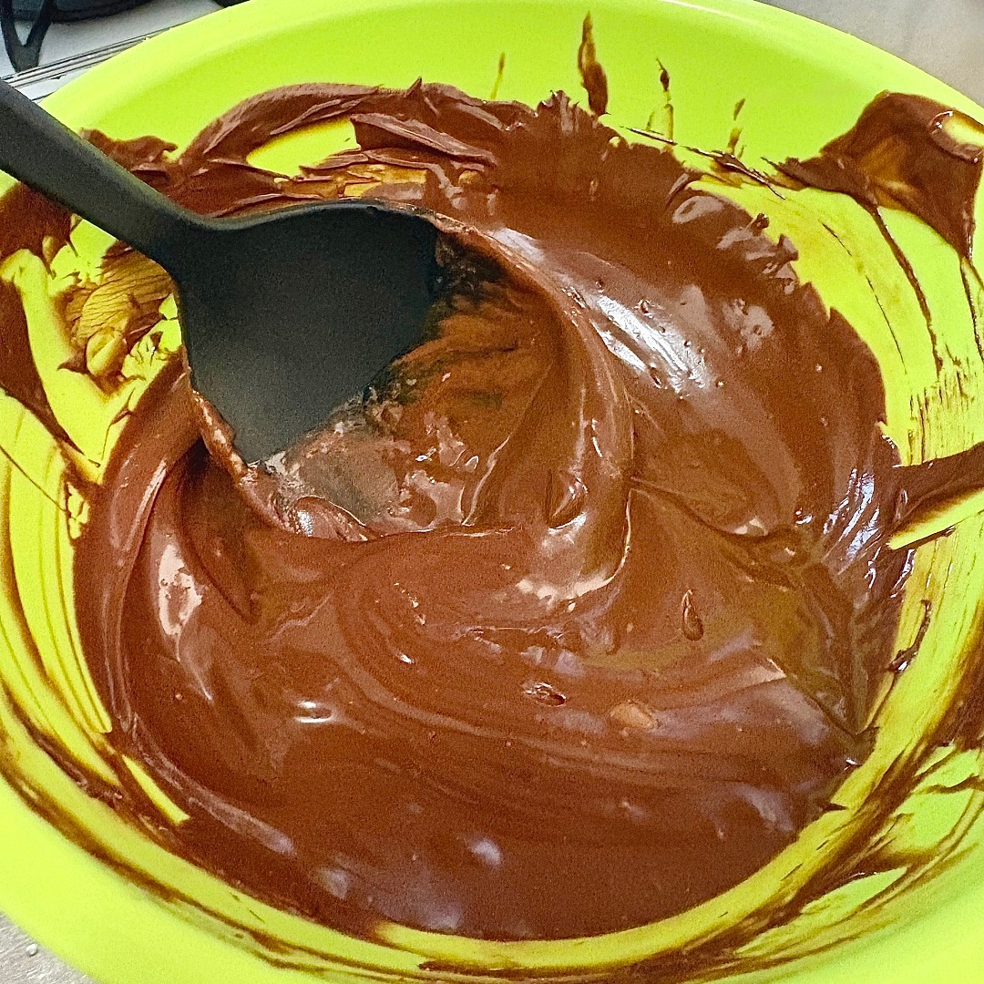 溶かしたチョコレートとバターとかき混ぜているイメージ画像