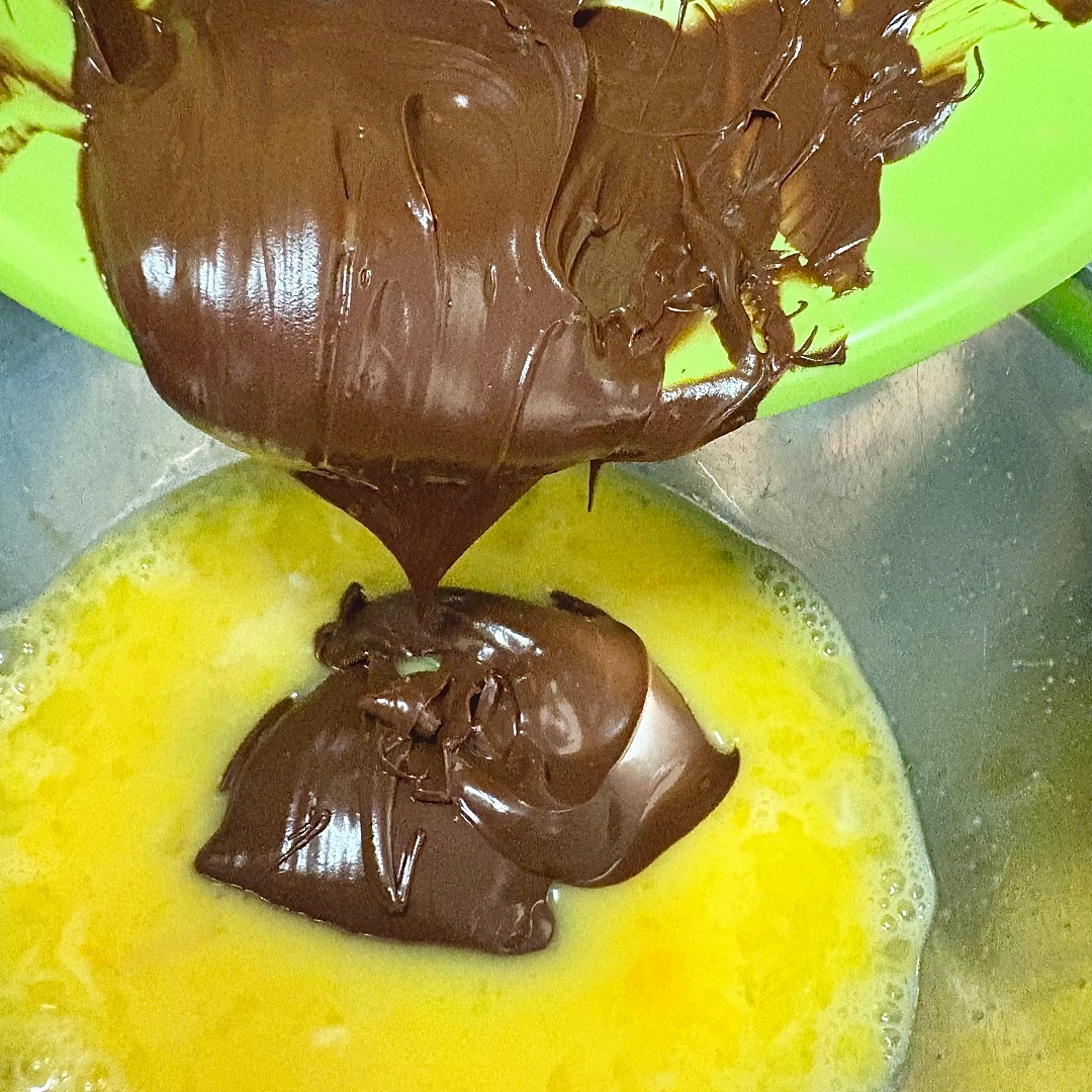 よく混ぜた卵液に、ガナッシュを加えるイメージ画像