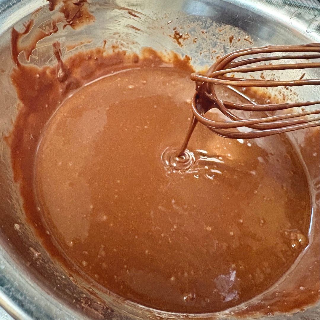 卵液とガナッシュをよくかき混ぜたイメージ画像