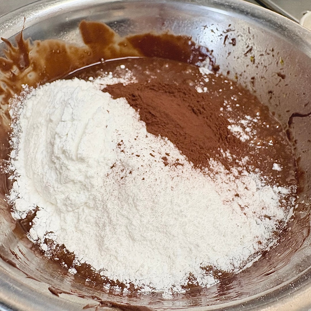 ミックス粉とココアパウダーを加えたイメージ画像