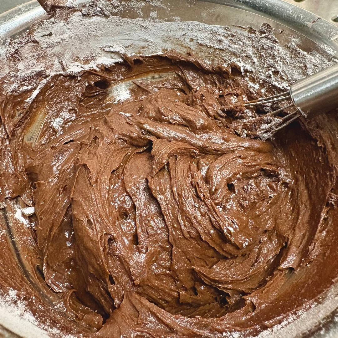 ミックス粉とココアパウダーを加えた生地をよくかき混ぜたイメージ画像