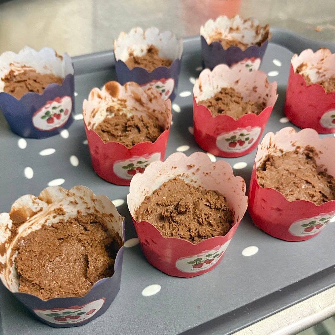 マフィンカップに生地を入れたイメージ画像