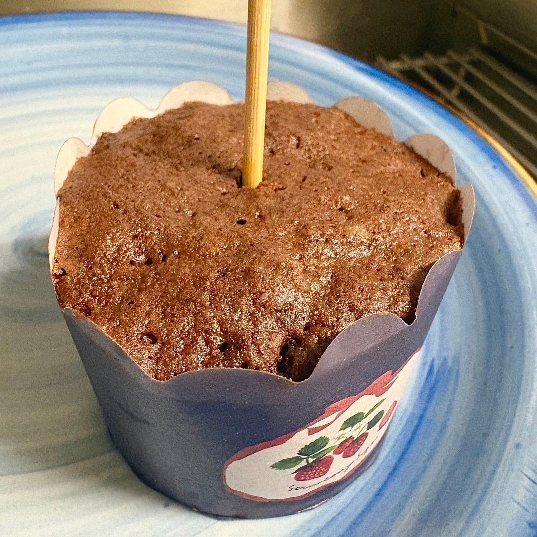 ミニガトーショコラに竹串を刺しているイメージ画像