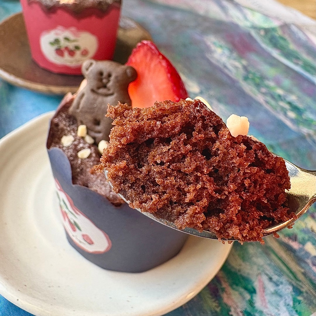 ミニガトーショコラのスプーンですくいあげたイメージ画像