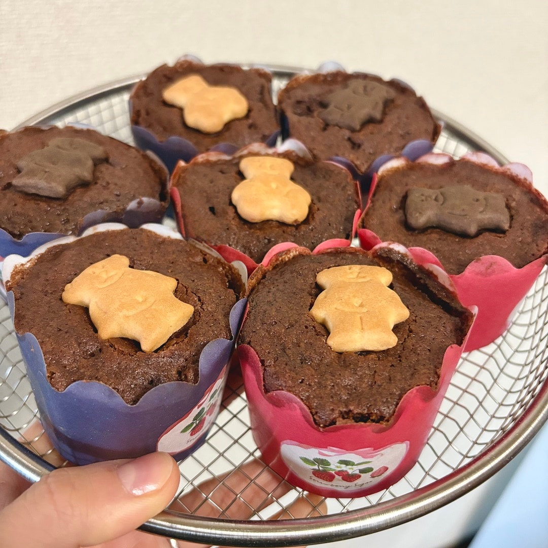 金網に乗せたガトーショコラのイメージ画像