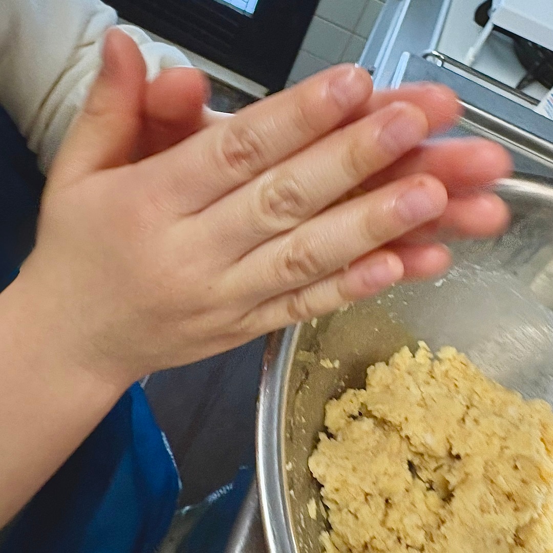 作った生地を手で丸めるイメージ画像