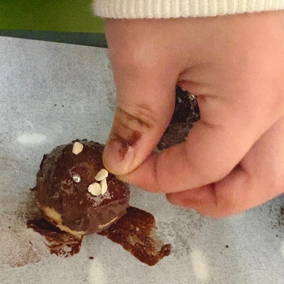 チョコレートを絡めたポップに、アラザンをトッピングしているイメージ画像