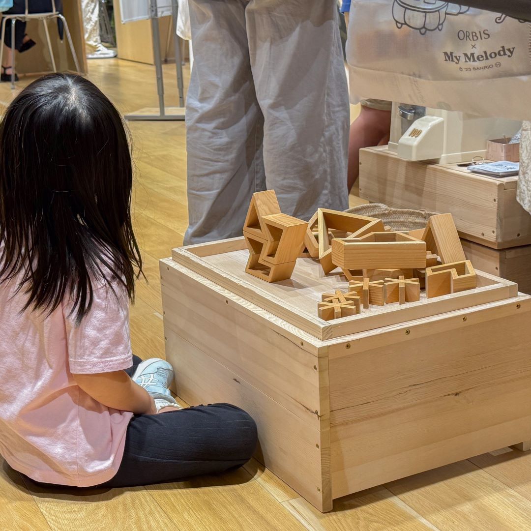 広島仏壇の職人さんと作った積み木は、お子さんが夢中になって遊んでいました。