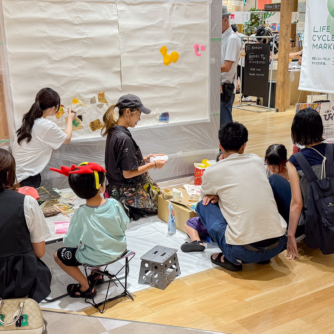 会場の入口では、広島出身の絵描き・ひィ仔さんによる、平和とアップサイクルをテーマにした、参加型ライブペイントを実施