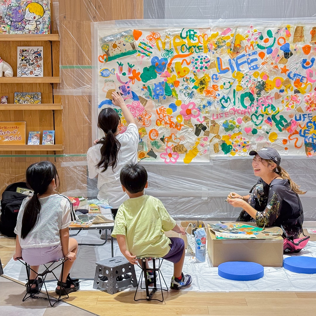 子どもたちと一緒に描いた絵をコラージュ