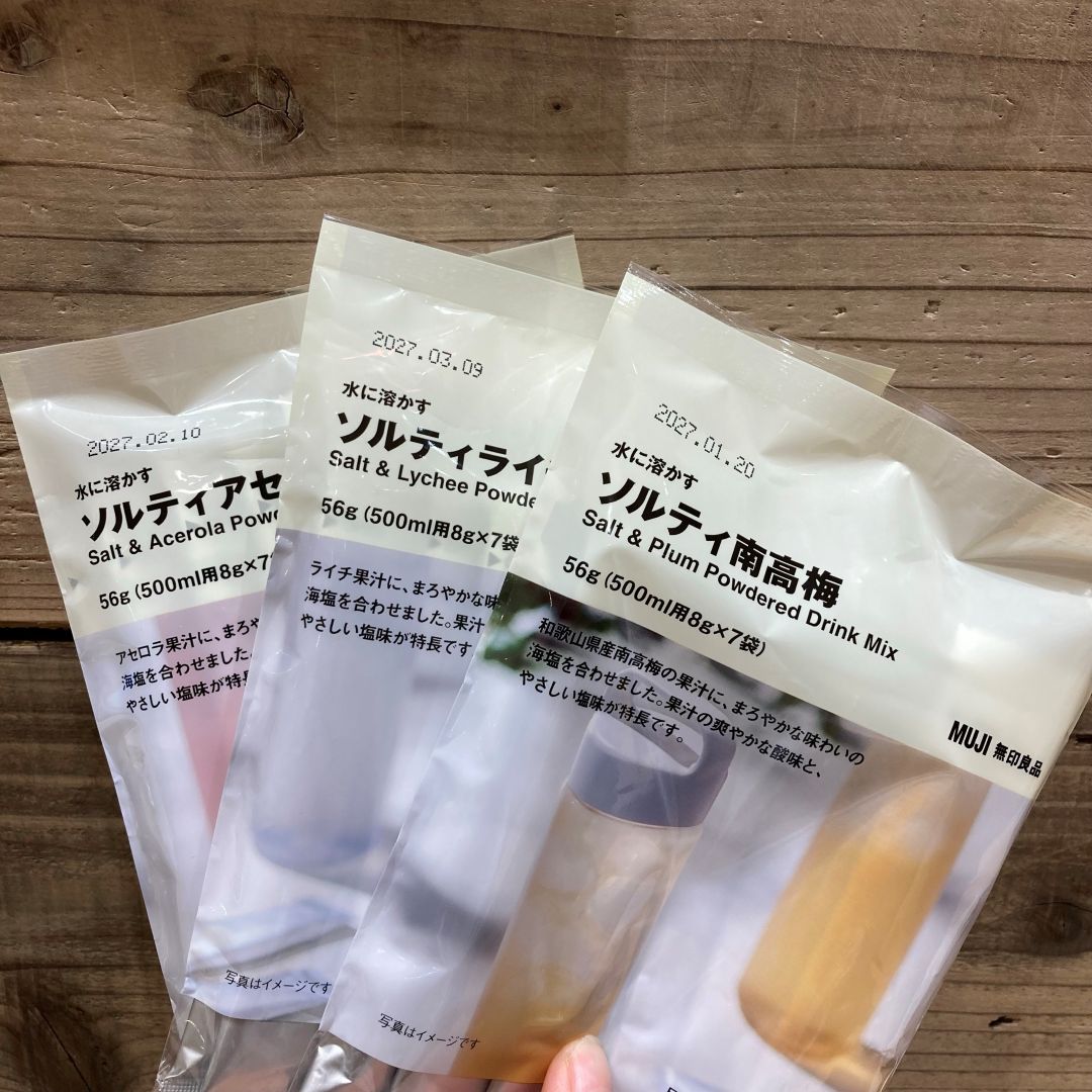 水に溶かして飲むソルティシリーズを持っている写真