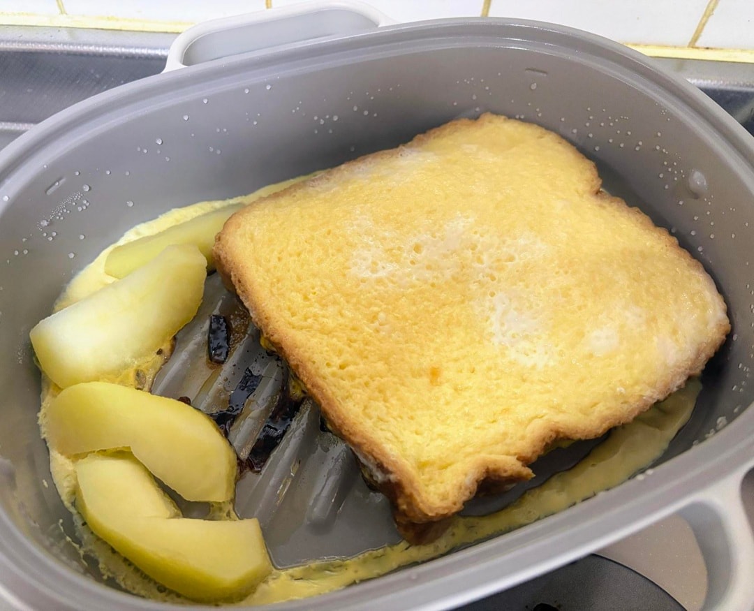 【テラスモール湘南】レンジで焼き料理　グリルプレートの中に、調理直後のフレンチトーストと焼きりんごが入っている写真