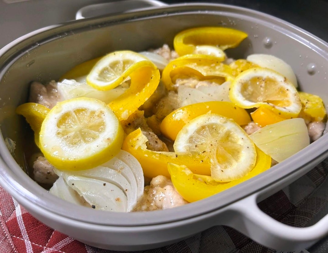 【テラスモール湘南】冒頭の写真と同じ、グリルプレートで調理して蓋を取った直後の鶏肉のレモン蒸しの写真