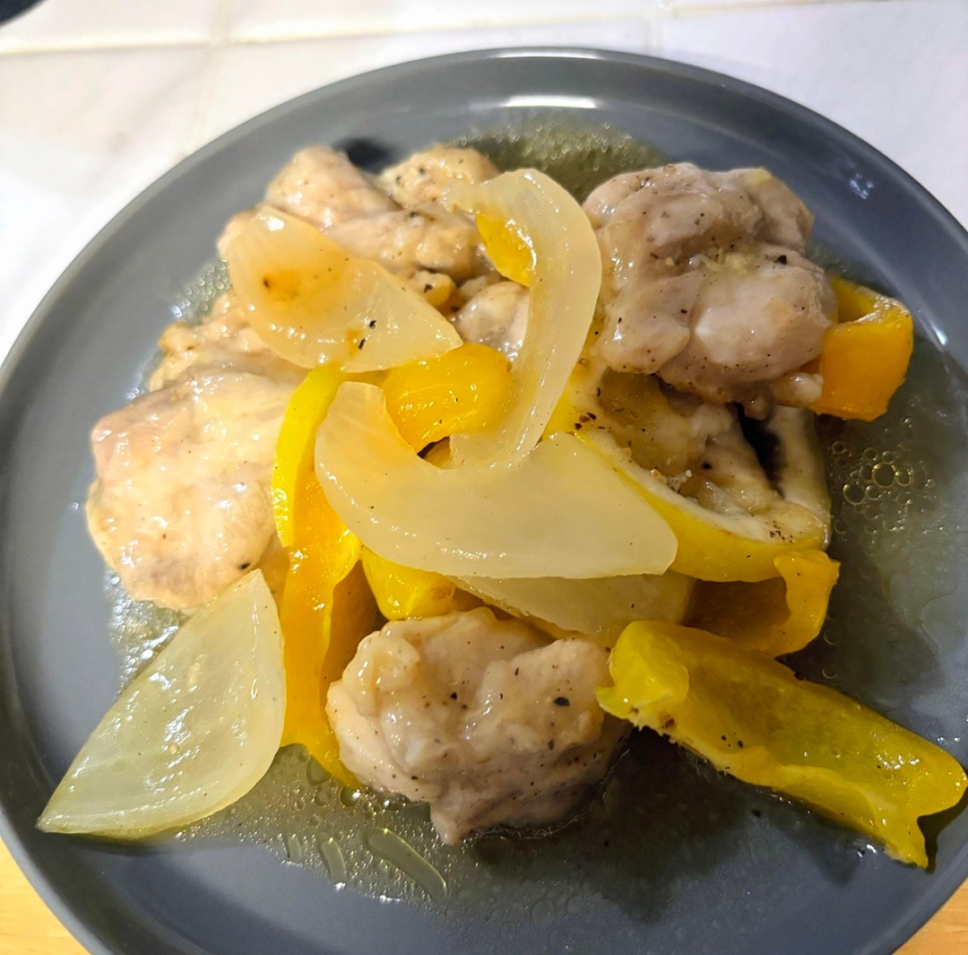 【テラスモール湘南】鶏肉のレモン蒸し（具材の鶏肉、黄色パプリカ、玉ねぎ）をグレー色のお皿に盛り付けた写真
