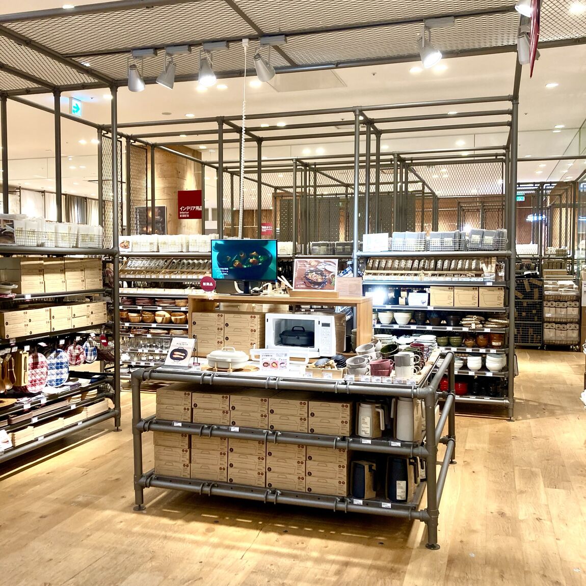 【テラスモール湘南】当店のキッチン・テーブル用品コーナーの写真