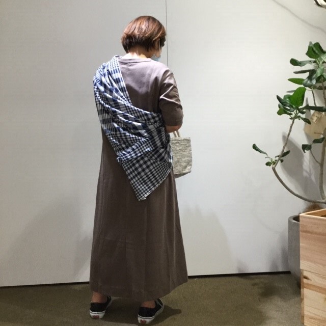 細番手二重編み五分袖ワンピースを着て２