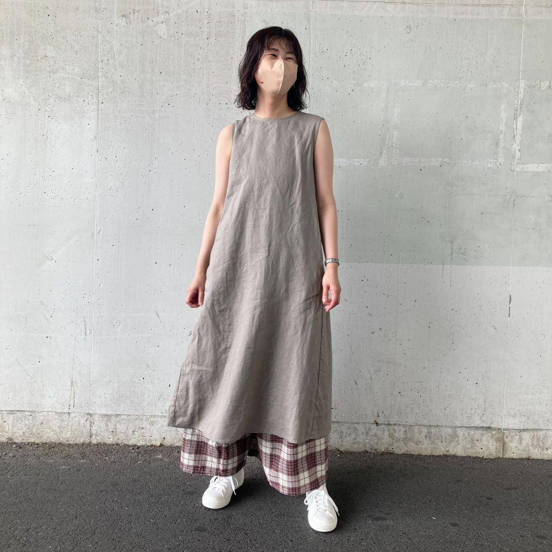 ノースリーブのワンピースを着た女性