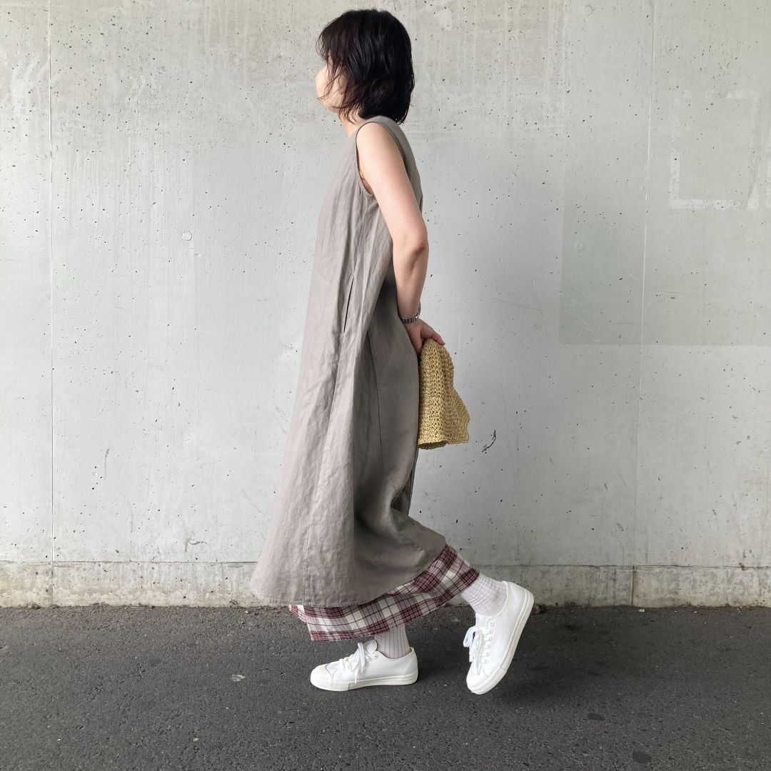 ノースリーブのワンピースを着た女性