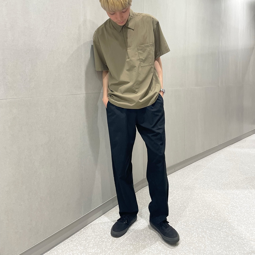 布帛ポロシャツを着た男性