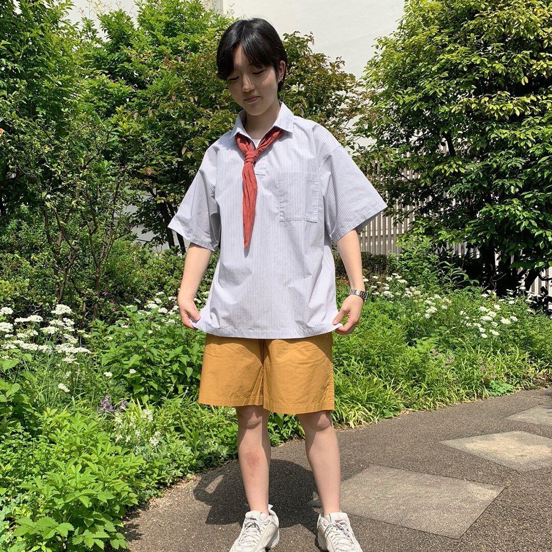 スカーフを巻いた女性　全身
