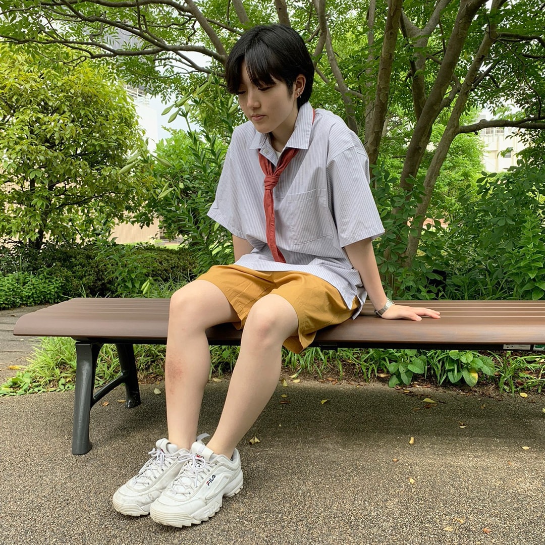 スカーフを巻いた女性　座っている