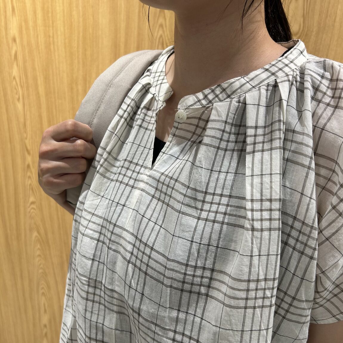 女性スタッフ　スカートパンツ　黒
