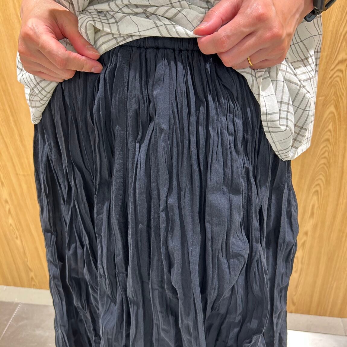 女性スタッフ　スカートパンツ　黒