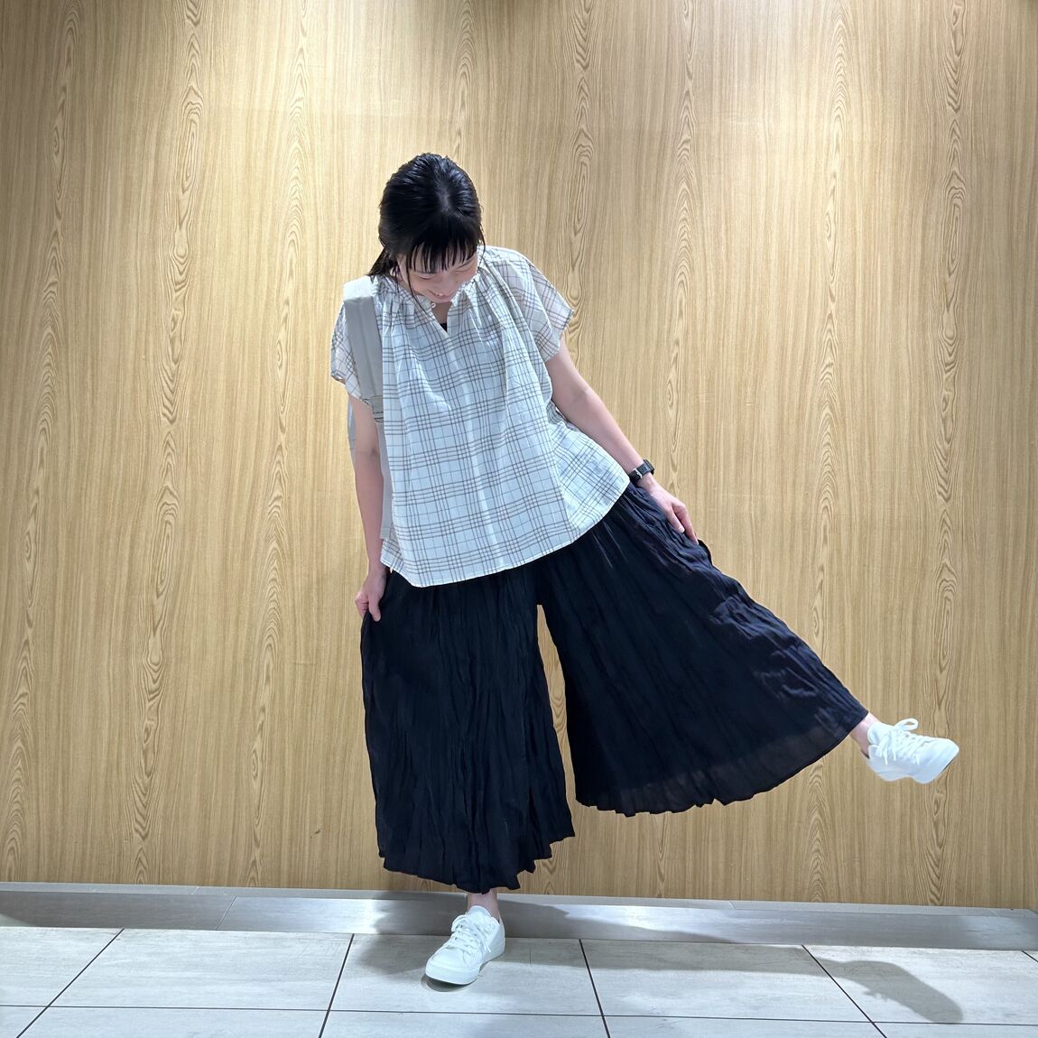 女性スタッフ　スカートパンツ　黒
