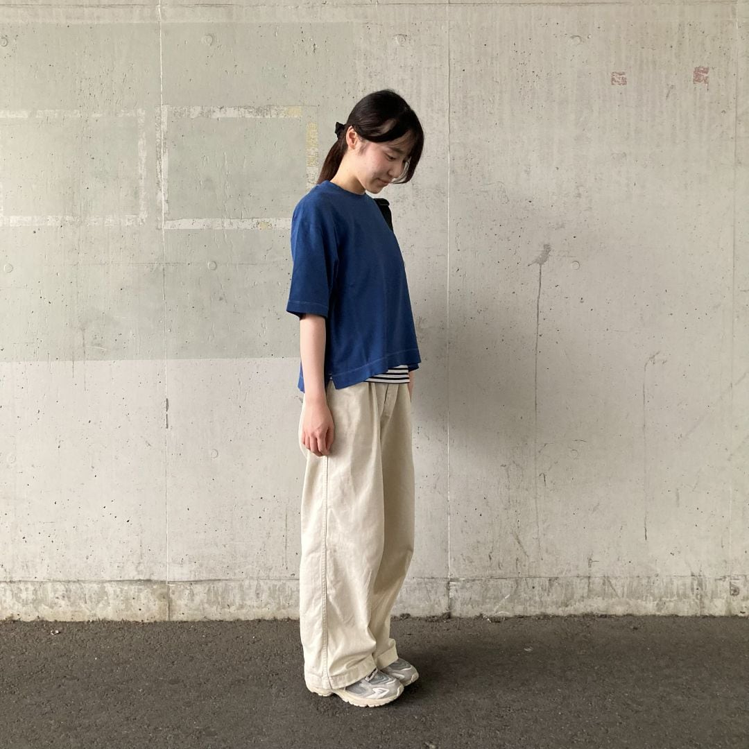 青いTシャツを着た女性