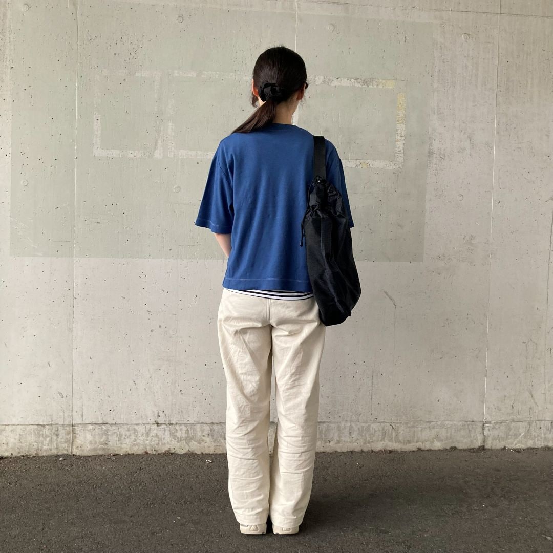 青いTシャツを着た女性