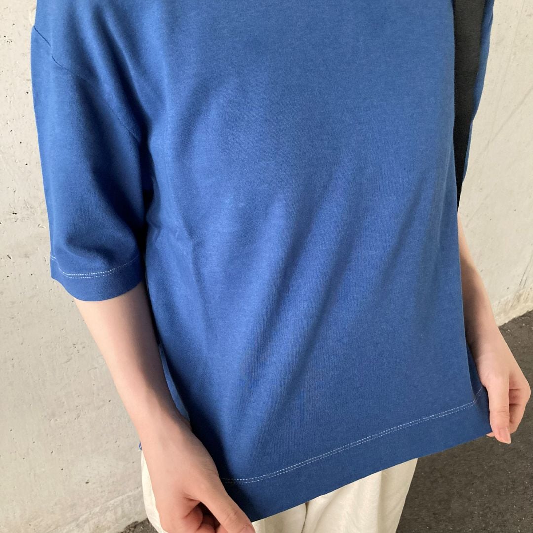 青いTシャツ